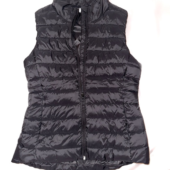 Old Navy Jackets & Blazers - Old Navy Women’s Narrow-Channel Quilted Black Puffer Vest - Size XS